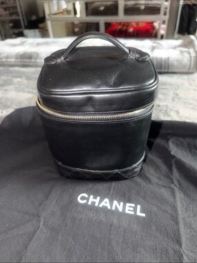 Preloved Vintage CHANEL Black Leather Vanity Case with Top handle 6.5”H x 5.5”W